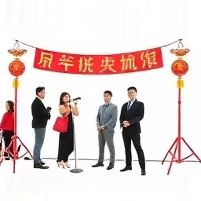 片酬谈判拉锯封面:谈判桌与文件厚度对比