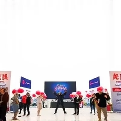 年度话题人物盘点封面:人物剪影与话题标签环排