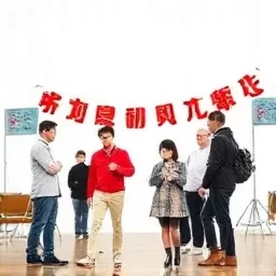 演唱会假唱疑云封面:舞台灯光与音轨波形对比